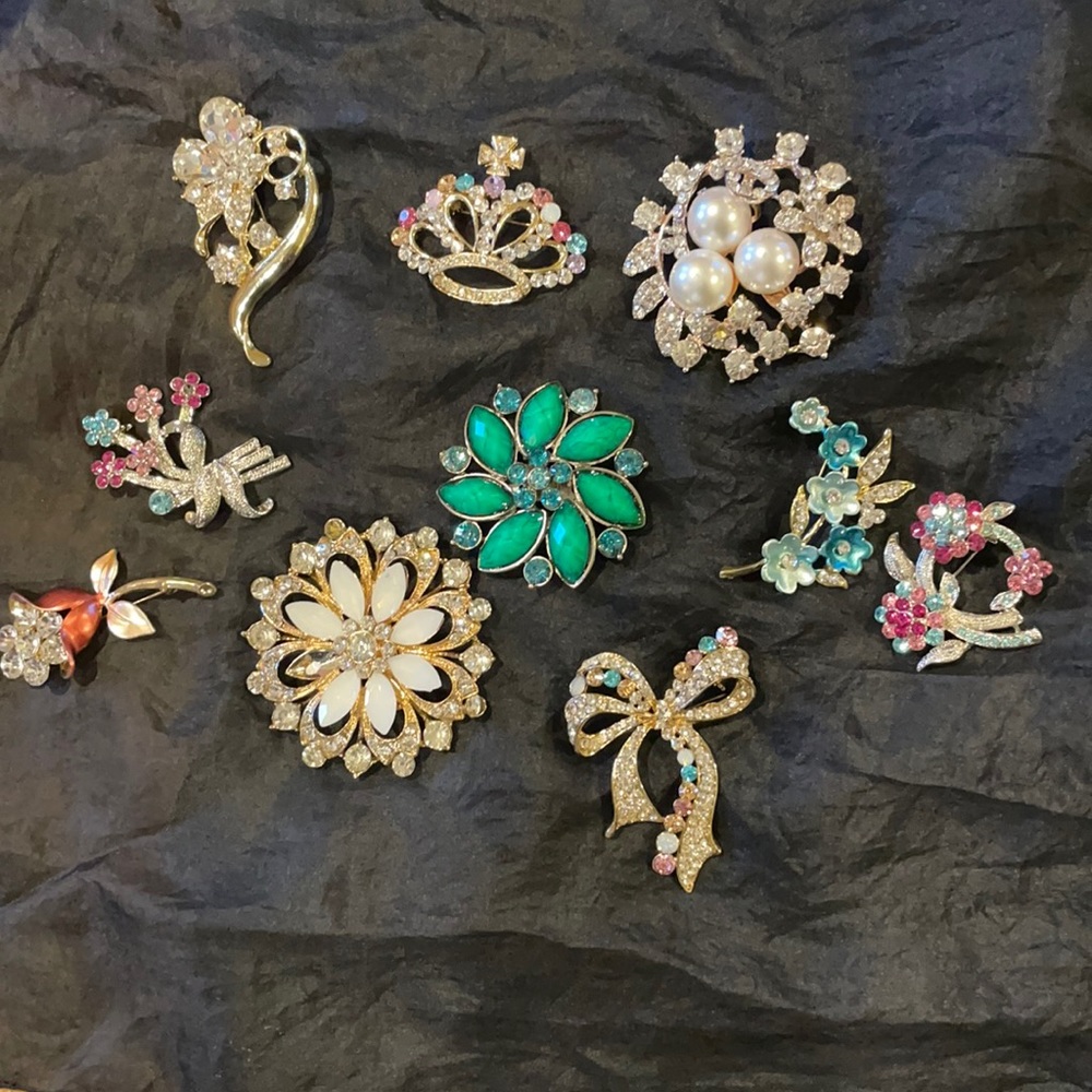 10 assorted fancy brooches
